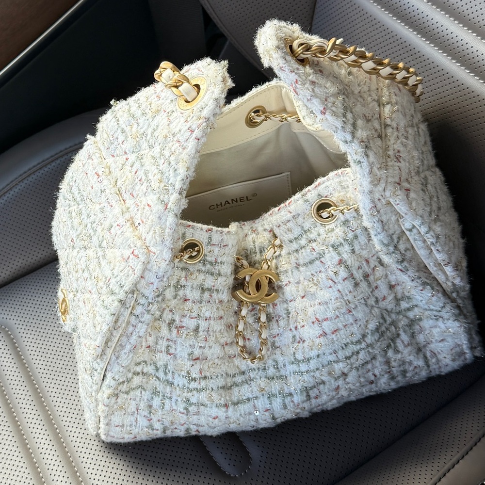 Chanel 25 Tweed Shoulder Bag Ecru